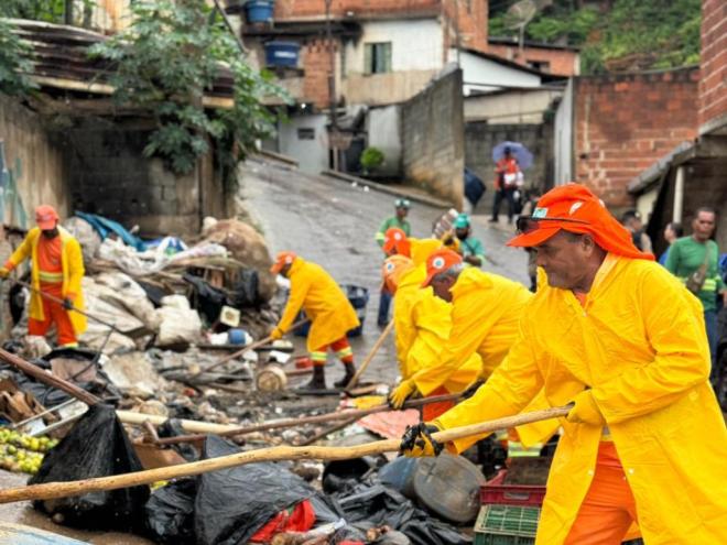 Equipes de diversos setores do município atuam desde quinta-feira, no aglomerado 