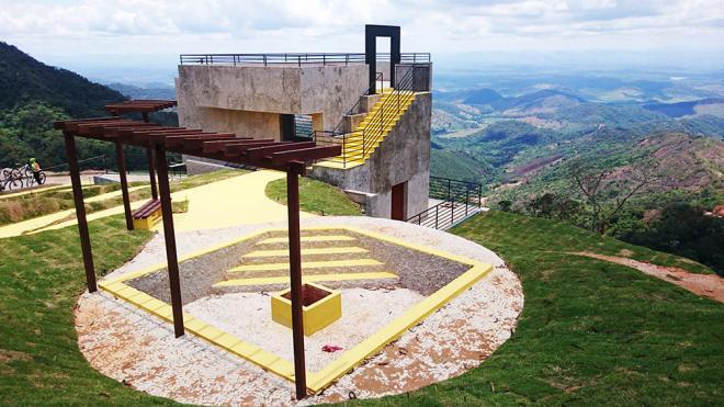 Além de ser usada por proprietários rurais, estrada que passa pelo Mirante do Pico Jacroá tem interesse turístico e ambiental