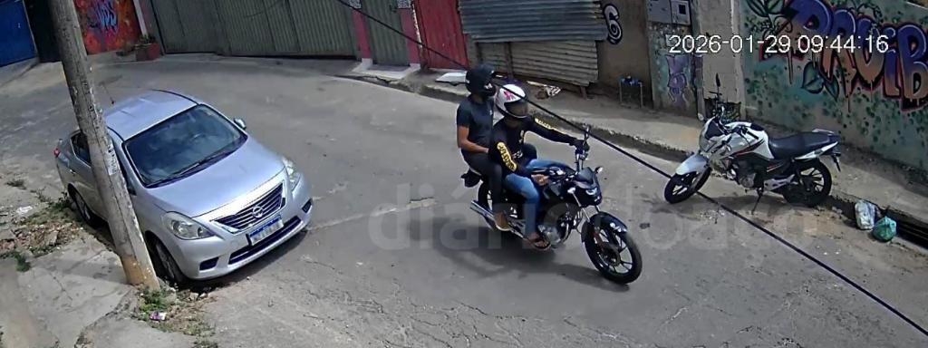 Dupla que executou o crime foi flagrada em circulação pelo bairro em uma motocicleta 
