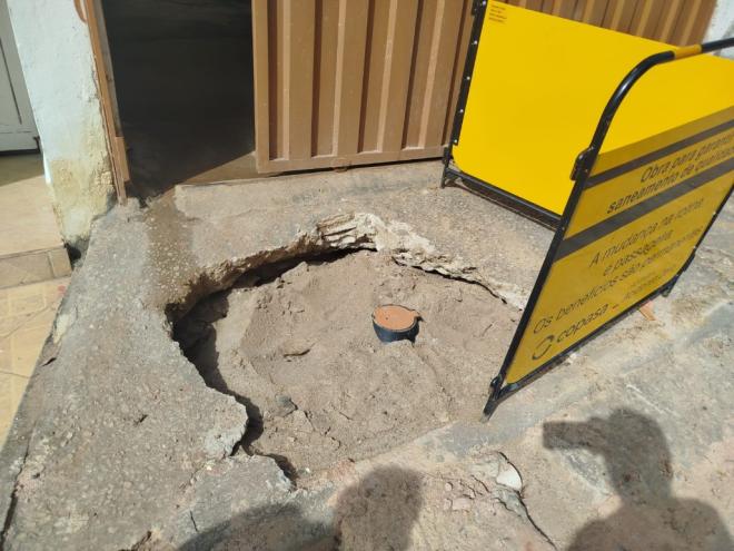 A situação tem gerado indignação entre os moradores, que reclamam da falta de conclusão adequada da obra