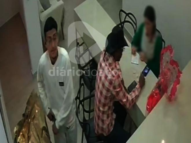 Os dois assaltantes, em ação na joalheria, no Centro 