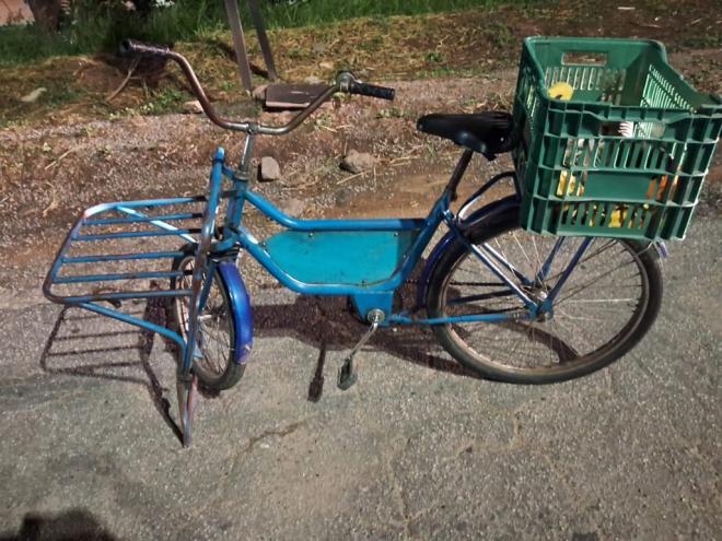 O idoso que conduzia essa bicicleta de carga admtiu que não tomou os cuidados devidos ao iniciar a travessia da rodovia 