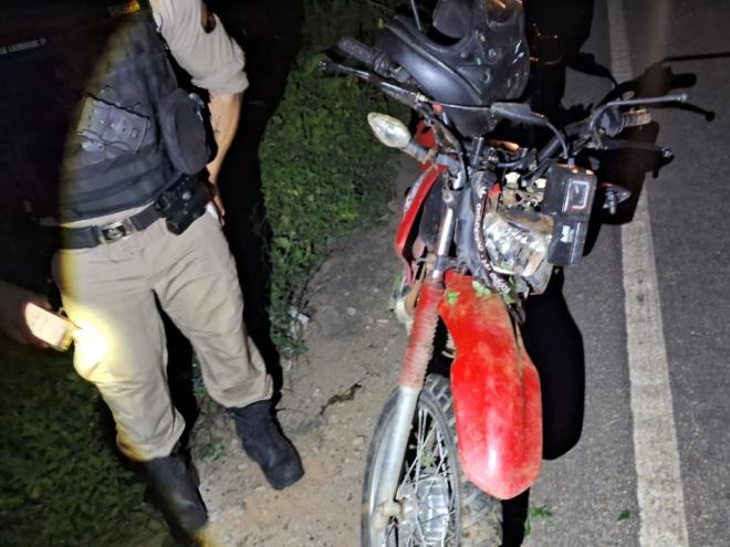 Honda Bros teve danos generalizados e foi removida ao pátio credenciado, condutor teve que ser transferido para o Hospital Márcio Cunha em Ipatinga