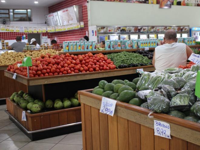 Portaria do governo federal que revoga a autorização permanente para o trabalho em feriados não tem impacto sobre o funcionamento dos supermercados aos domingos   