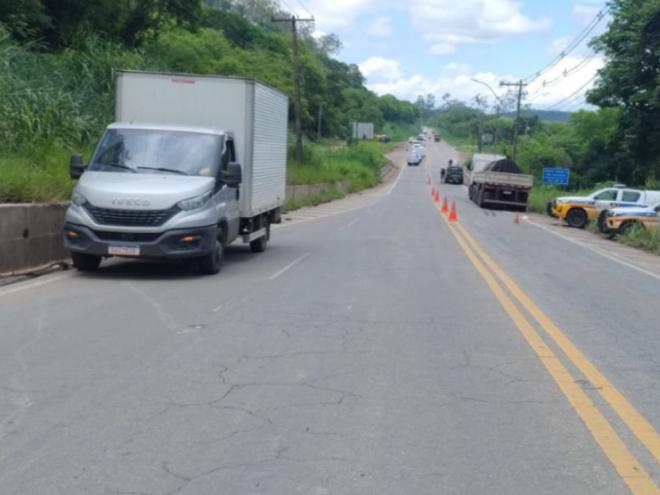 Ao fazer ultrapassagem em local proibida desse caminhão-baú, motociclista perdeu o controle e atingiu Scania que trafegava no sentido contrário