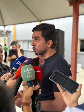 Gustavo comemorou a reinauguração da escola e projeta novas reformas em outras unidades