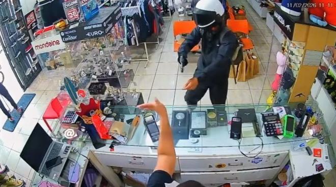 O passageiro, armado, foi o primeiro a invadir a loja e anunciar o roubo 