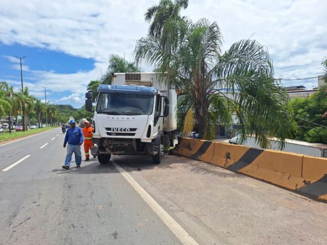 Iveco era o terceiro da fila, motorista tentou desviar, mas acabou se envolvendo em acidente e foi projetado para fora da cabine