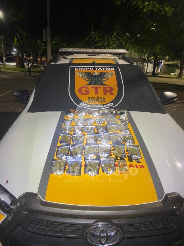 No total, foram encontradas 38 porções de drogas de tamanhos diferentes com o motociclista