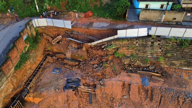 Trecho da rua Goiás, em Cachoeira do Vale, foi severamente atingido pelo desmoronamento de encosta 