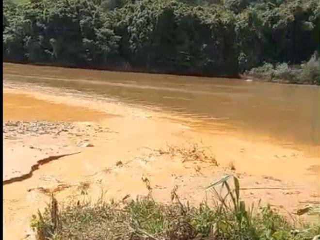 Empresa opera sem barragem de rejeitos e a descarga no começo de semana foi apenas água acumulada da chuva, afirma mineradora 