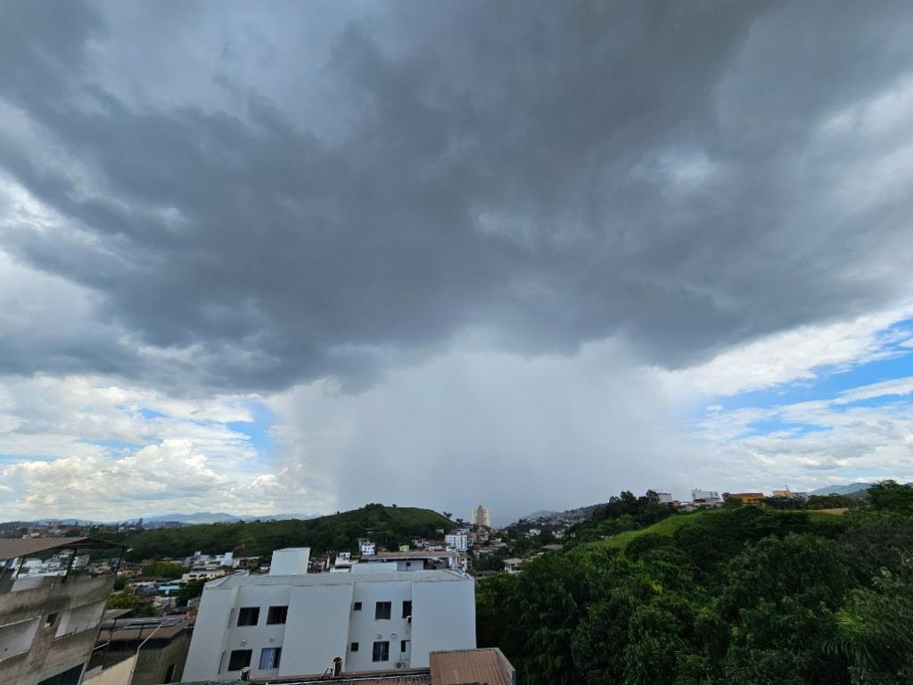 Pancada de  chuva em Ipatinga no começo da tarde deste sábado em Ipatinga,  quando temperatura chegou a 32 graus 