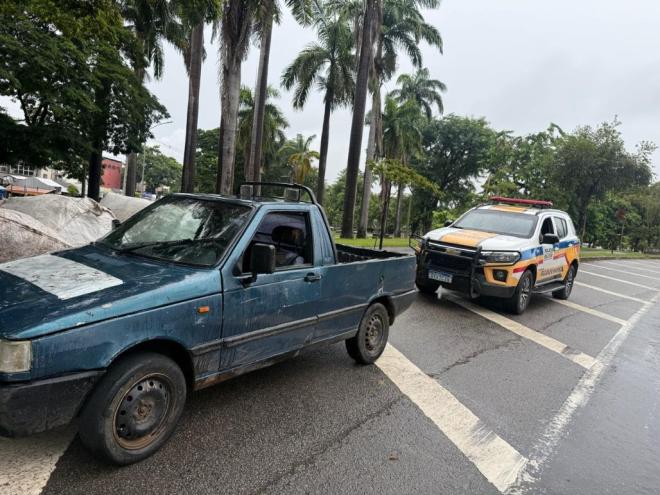 Além de irregularidades com os números de identificação, o veículo era conduzido por um inabilitado 