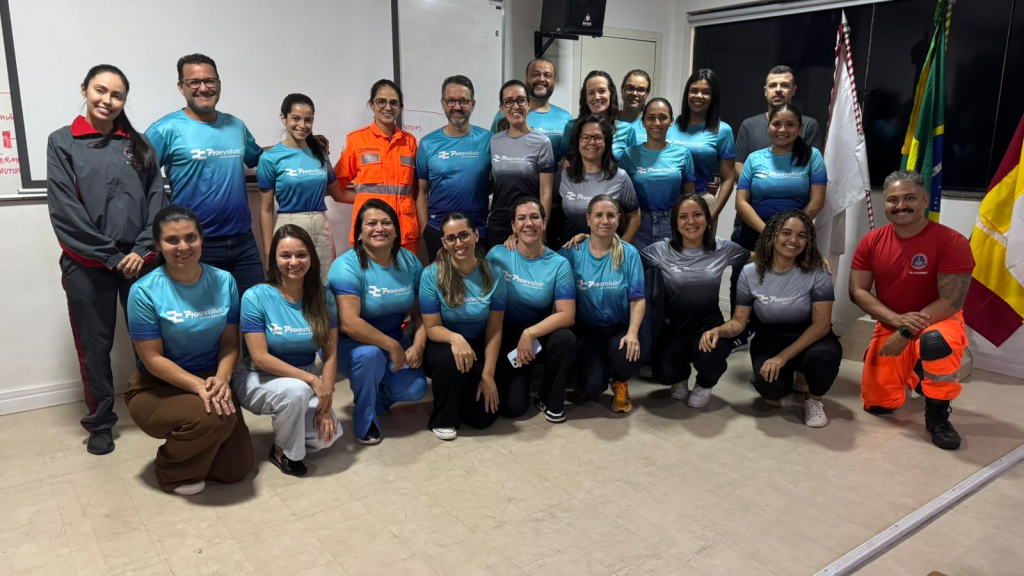 Equipe da Clínica Proevoluir durante treinamento prático realizado no quartel do Corpo de Bombeiros Militar, com capacitação em suporte básico de vida e atendimento pré-hospitalar voltado ao cuidado infantil.