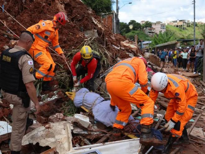 Em Juiz de Fora, foram encontrados 53 corpos e permanecem desaparecidas 13 pessoas. Ao todo, a cidade tem 3,5 mil desalojados e 253 desabrigados.