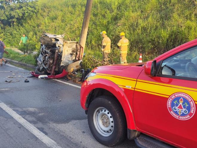 Três vítimas conseguiram sair do veículo antes dele pegar fogo
