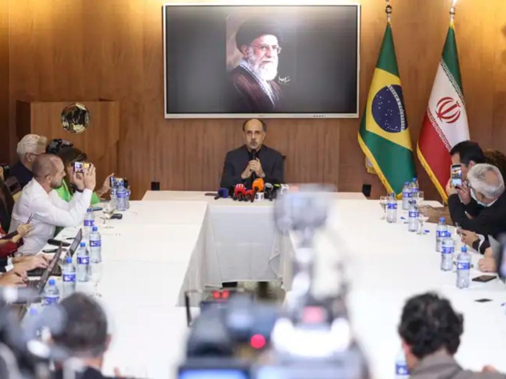 O embaixador da República Islâmica do Irã no Brasil, Abdollah Nekounam, durante entrevista coletiva. 
