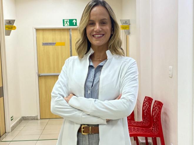 A nutróloga da Usisaúde, Juliana Vasconcellos, destaca que o caráter crônico da obesidade está diretamente ligado à necessidade de tratamento permanente