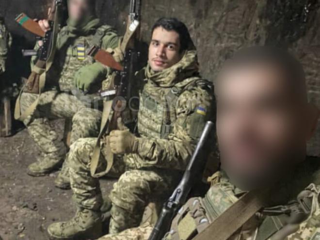 Matheus (Centro) com outros soldados dentro de um bunker ucraniano sob ataque do exército russo