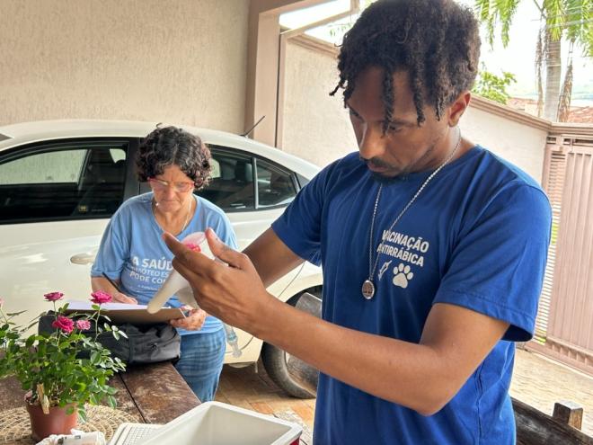 Com a confirmação do resultado, a equipe de Vigilância em Saúde, iniciou imediatamente o bloqueio vacinal de cães e gatos em um raio de 500 metros do local onde o morcego foi localizado
