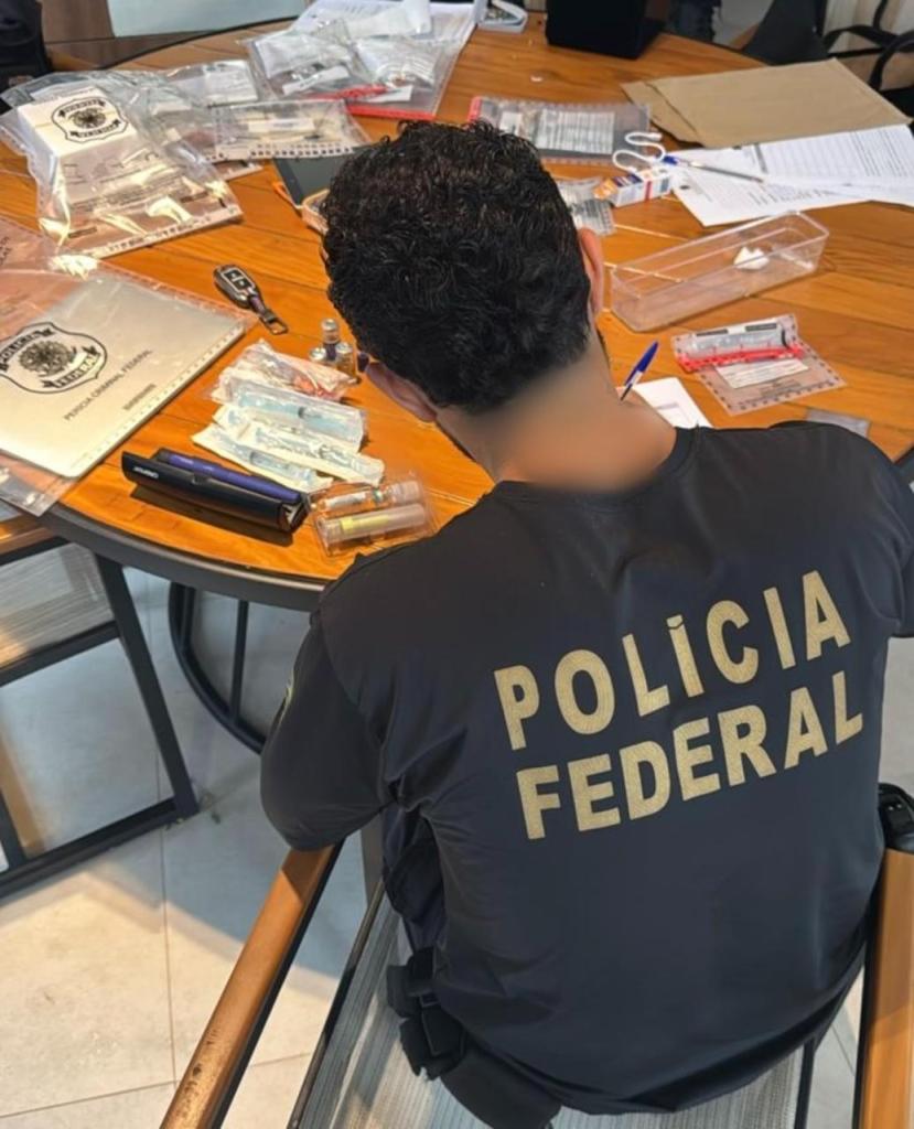 Na residência de um dos alvos da operação foram apreendidas substâncias ilegais e indícios de falsificação com selos 