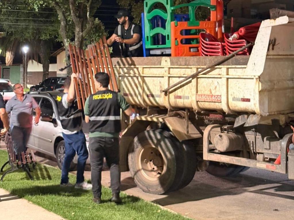 Brinquedos e móveis que tinham sido instalados de forma irregular na área reurbanizada foram todos apreendidos