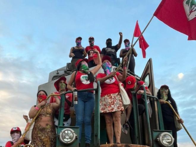 Cerca de 70 pessoas do MST fecharam os trilhos da Estrada de Ferro Vitória-Minas, em Tumiritinga