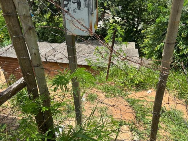 Residência localizada em área de risco sob um barranco