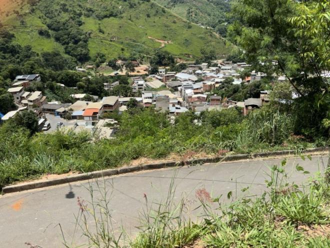 Foto que demonstra o aclive onde se localiza a rua. Abaixo encontra-se o Barra Alegre