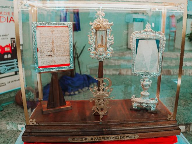Além da réplica do corpo do santo, os fiéis também poderão ver uma costela do canonizado, parte da veste litúrgica, e a carta dirigida a Santa Luísa de Marillac