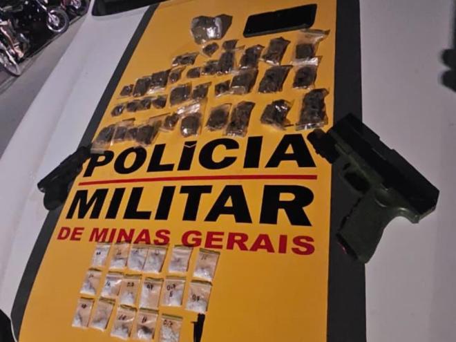 Com o adolescente foram recolhidas porções de maconha, cocaína e celular; simulacros de pistola foram recolhidos em sua residência