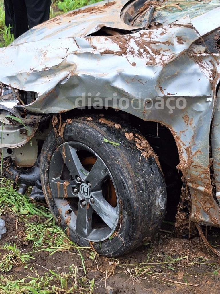 Combinação fatal: Pneus em mau estado, chuva intensa, excesso de velocidade e motorista possivelmente embriagado 