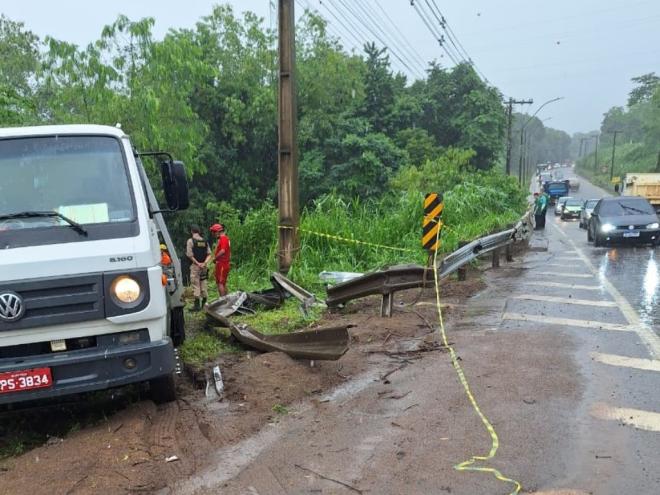 Honda Civic trafegava no sentido a Ipatinga, saiu da pista, invadiu a contramão, destruiu defensa metálica no outro lado e caiu no ribeirão Ipanema com rodas para cima 