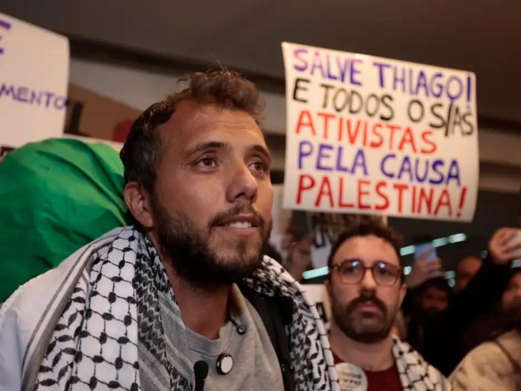 O ativista Thiago Ávila durante a sua chegada ao aeroporto de Guarulhos, após ser preso e deportado pelo exército israelense ao tentar desembarcar em Gaza. Foto: Paulo Pinto/Agência Brasil