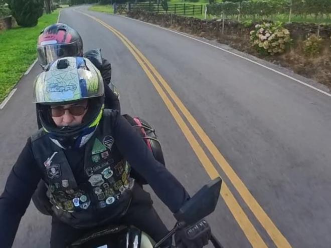 O casal percorreu aproximadamente 15.200 quilômetros em uma motocicleta Kawasaki Versys 650