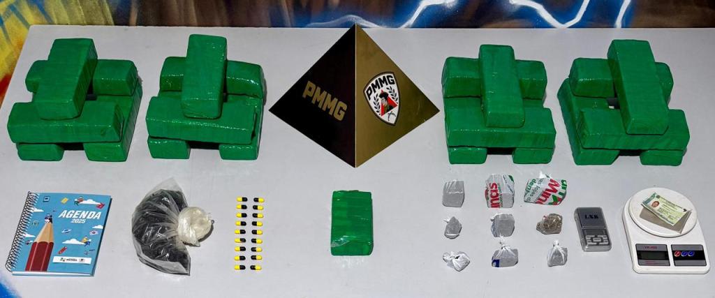 Operação da Polícia Militar desarticulou ponto de distribuição de drogas e recolheu essas barras de maconha, balanças eletrônicas e anotações ligadas ao tráfico