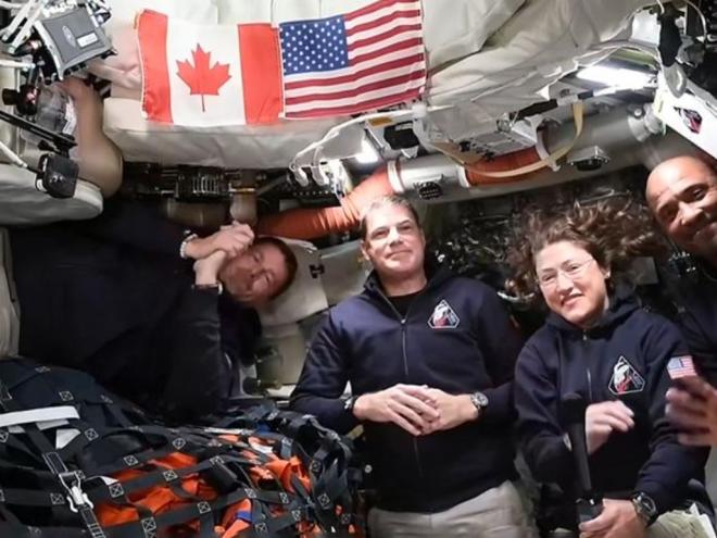 Astronautas Reid Wiseman, Jeremy Hansen, Christina Koch e Victor Glover compõem a tripulação da missão Artemis 2 