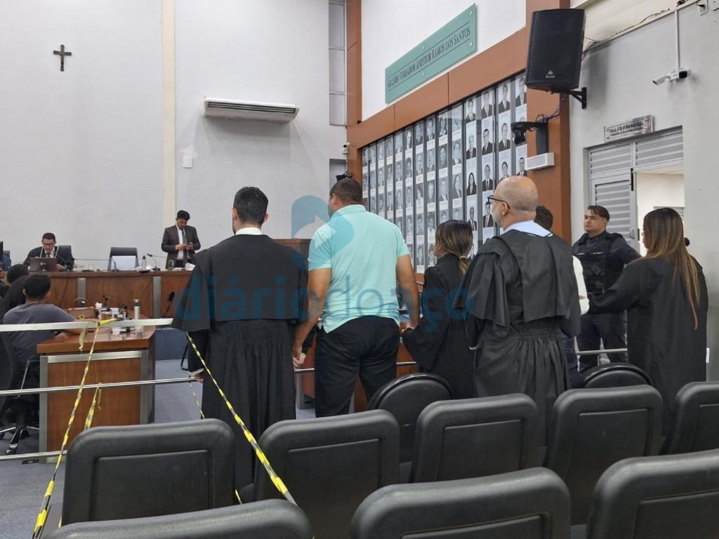 Os advogados e os réus acompanham a leitura da sentença de absolvição, na noite de terça-feira (7)