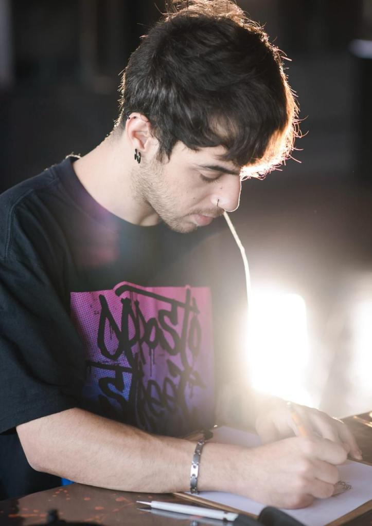 Embora Diogo desenhe desde a infância, ele afirma não conhecer pessoas que desenham 