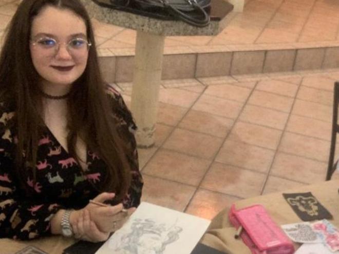 Yandra Fontes, de 18 anos, atua no desenho e pintura de forma profissional há sete anos
