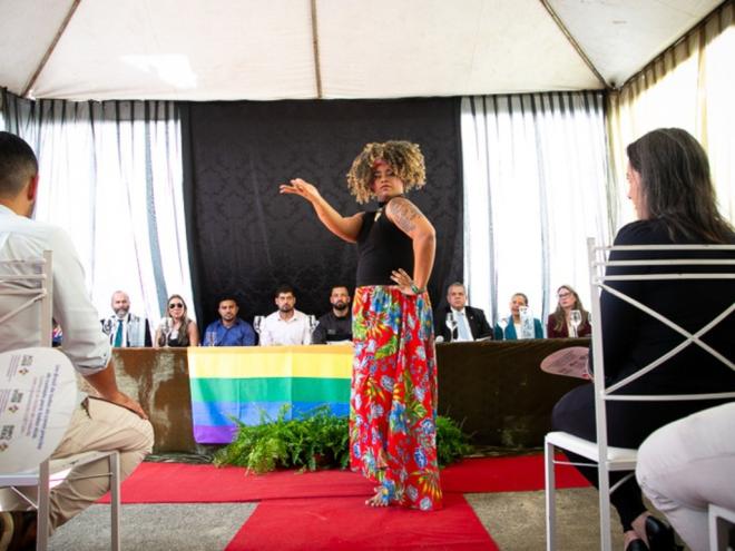 Os convidados assistiram a um espetáculo apresentado pela artista 