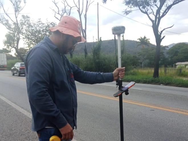 Os trabalhos iniciais incluem a retirada de vegetação e serviços de terraplenagem às margens da pista