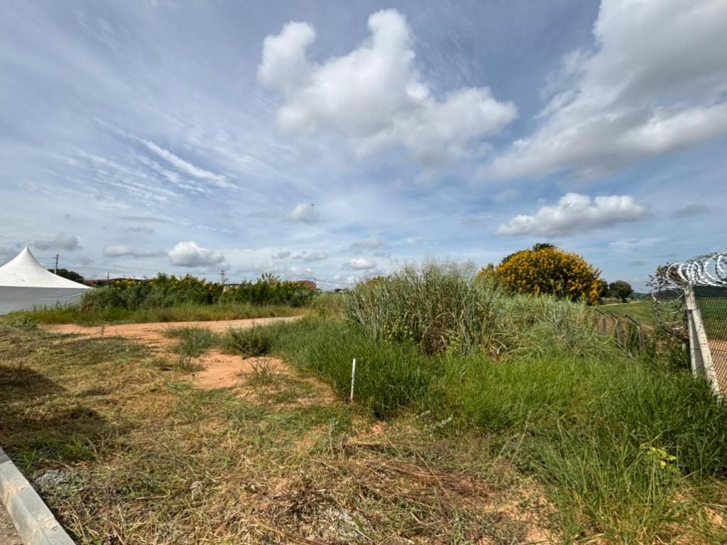 Outro terreno destinado a construção dos hangares