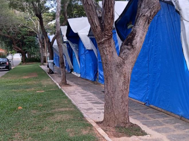 '''Não são simples barracas, dessas que se montam e desmontam nos fins de semana ou feriados. São tendas sob as quais se montam as barracas e que abrigam também toda a infraturuta do campista'', explica campista 