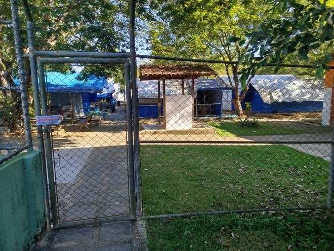 No entendimento da vistoria dos Bombeiros, há riscos iminentes à integridade das pessoas com o aglomerado de tendas que fogem totalmente ao que estabelece o AVCB da área 