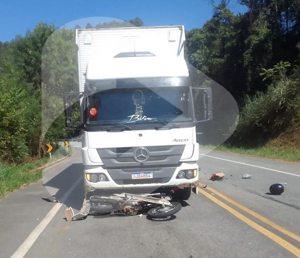 Motociclista não tinha habilitação e conduzia veículo com licenciamento irregular, segundo a polícia