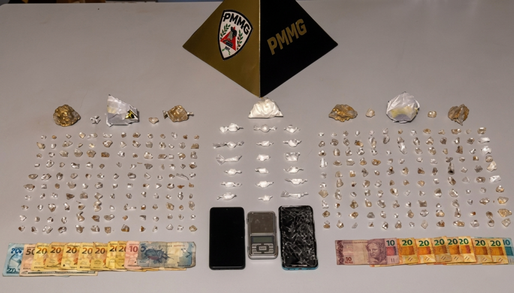 Material recolhido na rua Cromo, na noite de segunda-feira 