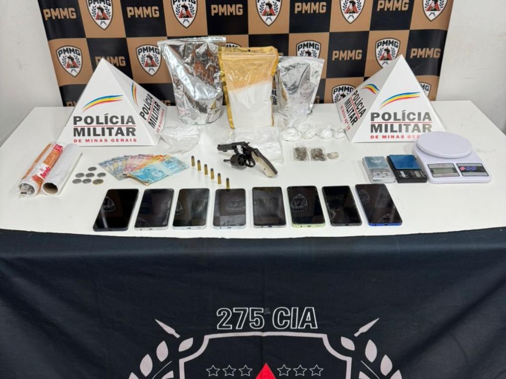 Arma, dinheiro, celulares e drogas apreendidas no começo da manhã 