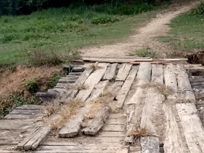 Pessoas que usam a estrada afirmam que problema persiste desde novembro do ano passado 