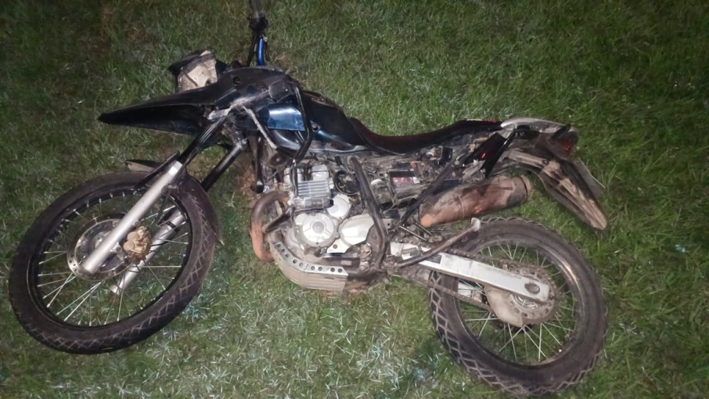 O condutor teria perdido o controle da moto e batido contra um poste